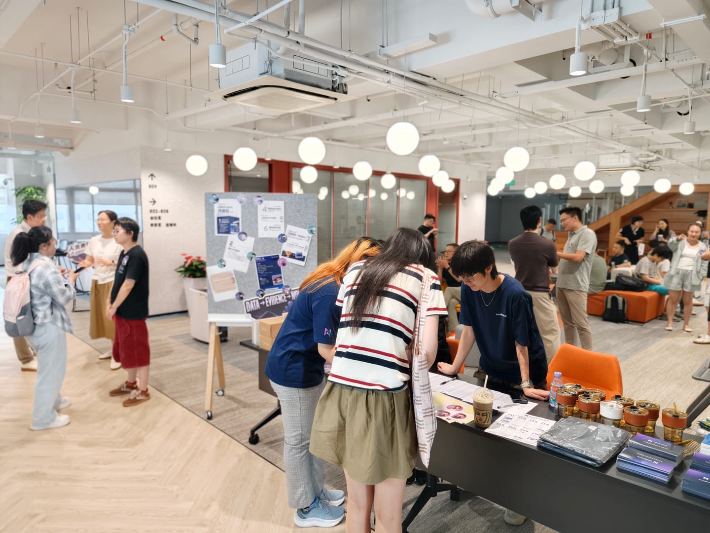 参与者抵达 AI 投研 Agent 共创日现场并在签到区交流